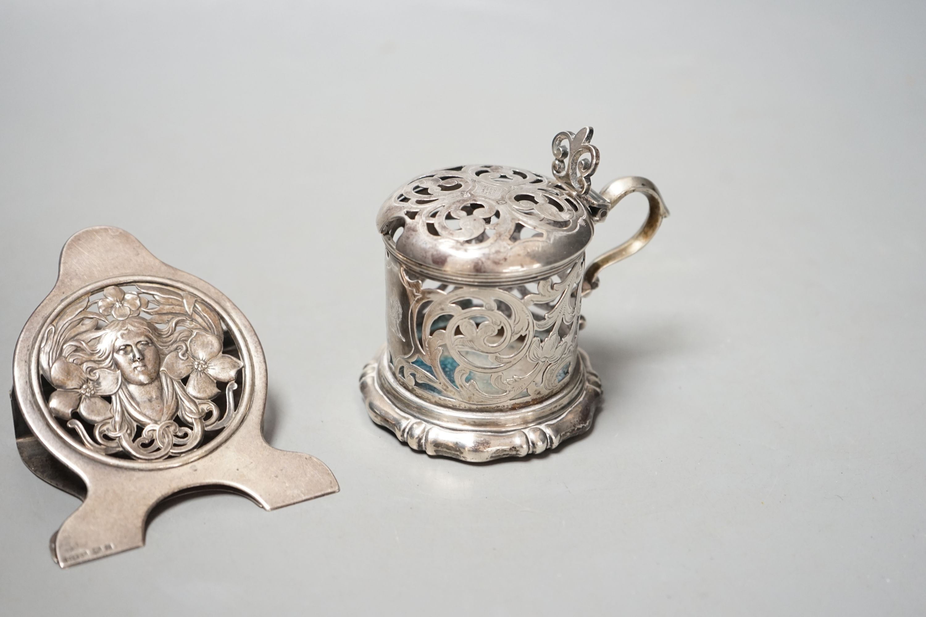 An Art Nouveau pierced silver latter clip, Grey & Co, Birmingham, 1905, 11.2cm and a Victorian pierced silver mustard pot.